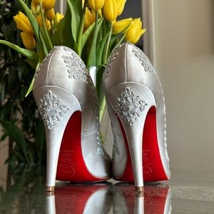 Christian Louboutin 120mm Silver Silk Brocade Pumps 40/9/8.5 Rare Runway Sample